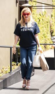 Reese Witherspoon feet photo thumbnail