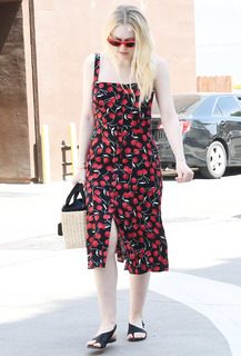 Dakota Fanning feet photo thumbnail