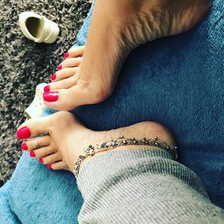 Karin Klemp feet photo thumbnail