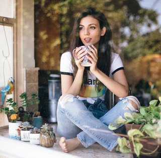 Victoria Justice feet photo thumbnail