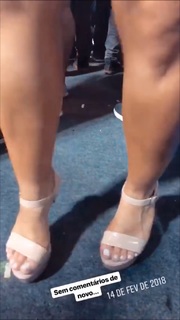Carla Diaz feet photo thumbnail