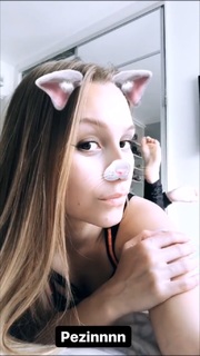 Carla Diaz feet photo thumbnail
