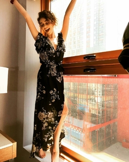 Sarah Hyland feet photo thumbnail