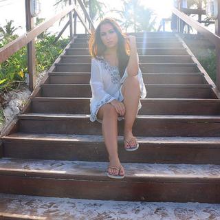 Carla Diaz feet photo thumbnail