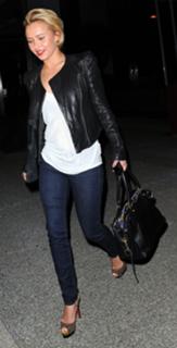 Hayden Panettiere feet photo thumbnail
