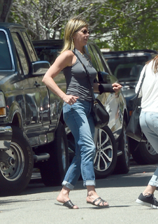 Jennifer Aniston feet photo thumbnail