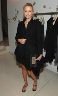 Charlize Theron feet photo thumbnail