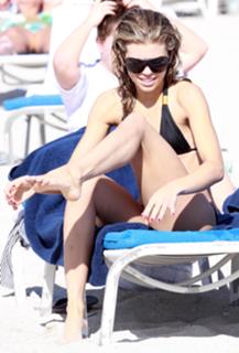 AnnaLynne McCord feet photo thumbnail