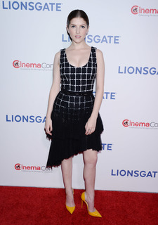 Anna Kendrick feet photo thumbnail