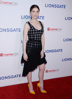 Anna Kendrick feet photo thumbnail