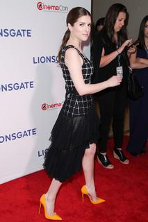 Anna Kendrick feet photo thumbnail