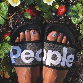 Halle Berry feet photo thumbnail