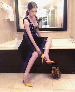 Anna Kendrick feet photo thumbnail