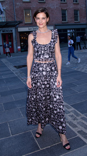 Katie Holmes feet photo thumbnail