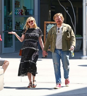 Kirsten Dunst feet photo thumbnail