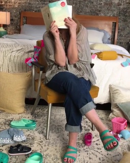 Drew Barrymore feet photo thumbnail