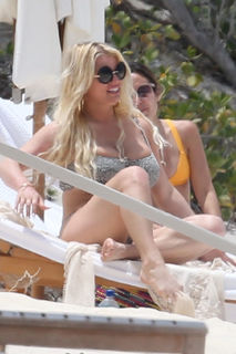 Jessica Simpson feet photo thumbnail