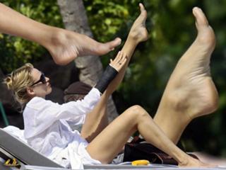 Uma Thurman feet photo thumbnail
