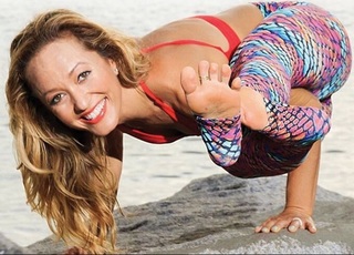 Kino MacGregor feet photo thumbnail