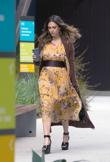 Jessica Alba feet photo thumbnail