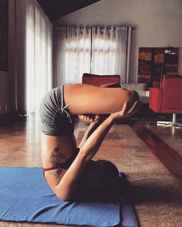 Isis Valverde feet photo thumbnail