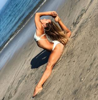 Kino MacGregor feet photo thumbnail