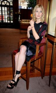 Rosamund Pike feet photo thumbnail