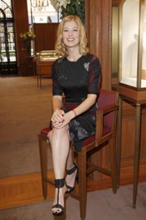 Rosamund Pike feet photo thumbnail