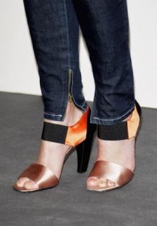 Rosamund Pike feet photo thumbnail
