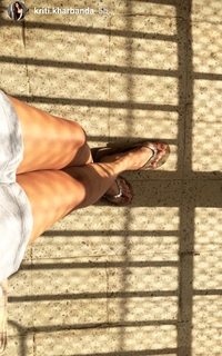 Kriti Kharbanda feet photo thumbnail