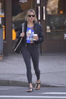 Sienna Miller feet photo thumbnail