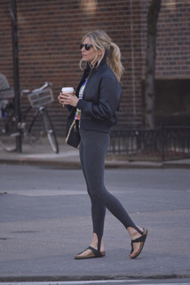 Sienna Miller feet photo thumbnail