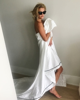 Nina Agdal feet photo thumbnail