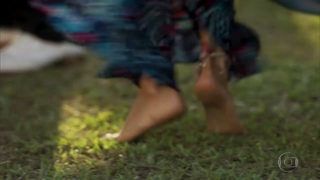 Isis Valverde feet photo thumbnail