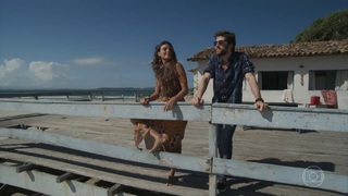 Isis Valverde feet photo thumbnail
