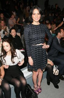 Olivia Munn feet photo thumbnail