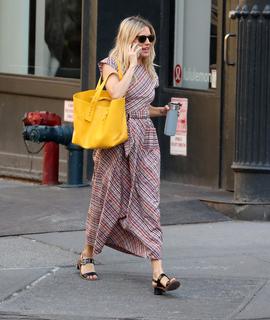 Sienna Miller feet photo thumbnail