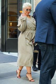 Christina Aguilera feet photo thumbnail