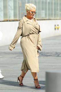 Christina Aguilera feet photo thumbnail