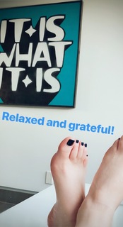 Jennifer Love Hewitt feet photo thumbnail