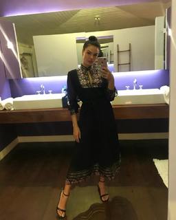 Isis Valverde feet photo thumbnail