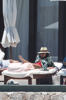 Jessica Alba feet photo thumbnail