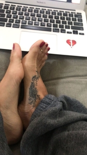 Brooke Burke feet photo thumbnail