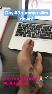 Brooke Burke feet photo thumbnail