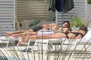 Olivia Culpo feet photo thumbnail