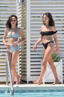 Olivia Culpo feet photo thumbnail