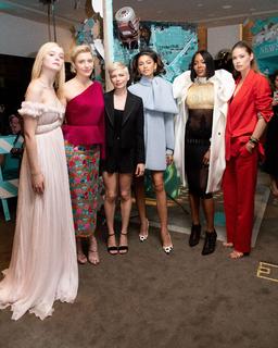 Michelle Williams feet photo thumbnail