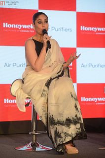Kareena Kapoor feet photo thumbnail
