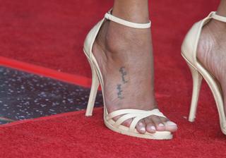 Zoe Saldana feet photo thumbnail