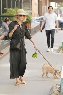 Naomi Watts feet photo thumbnail